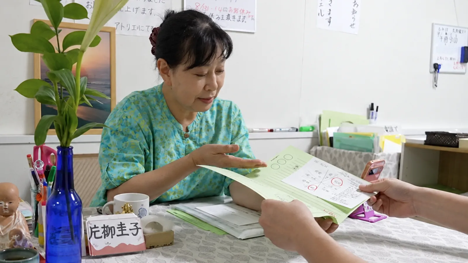 テーブルを挟んで相談する二人の女性