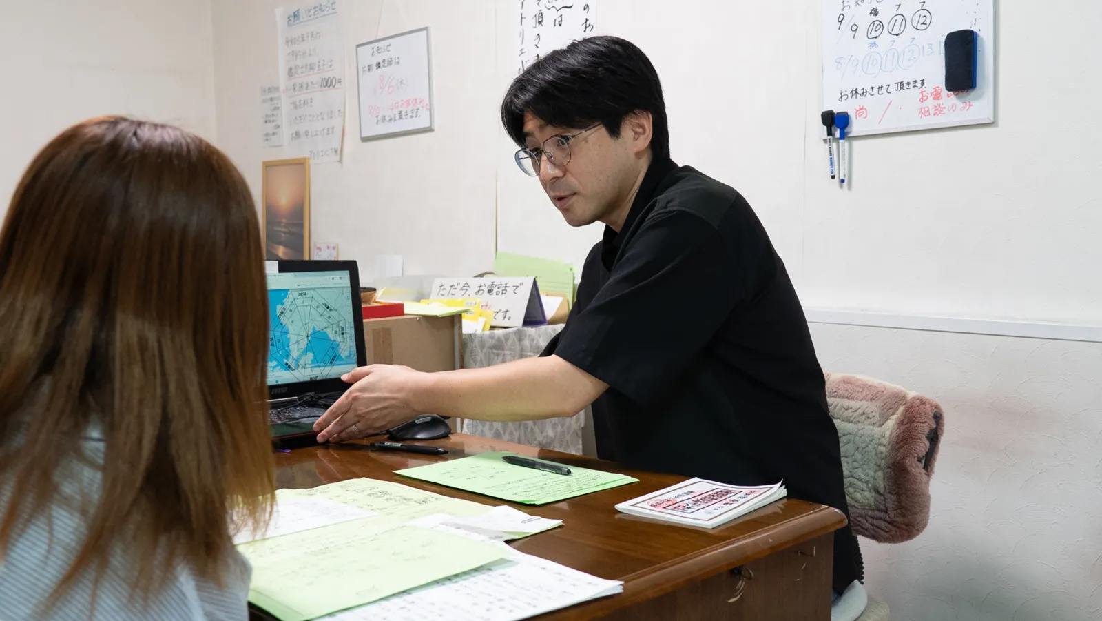 分かれ道の前で話す二人の女性