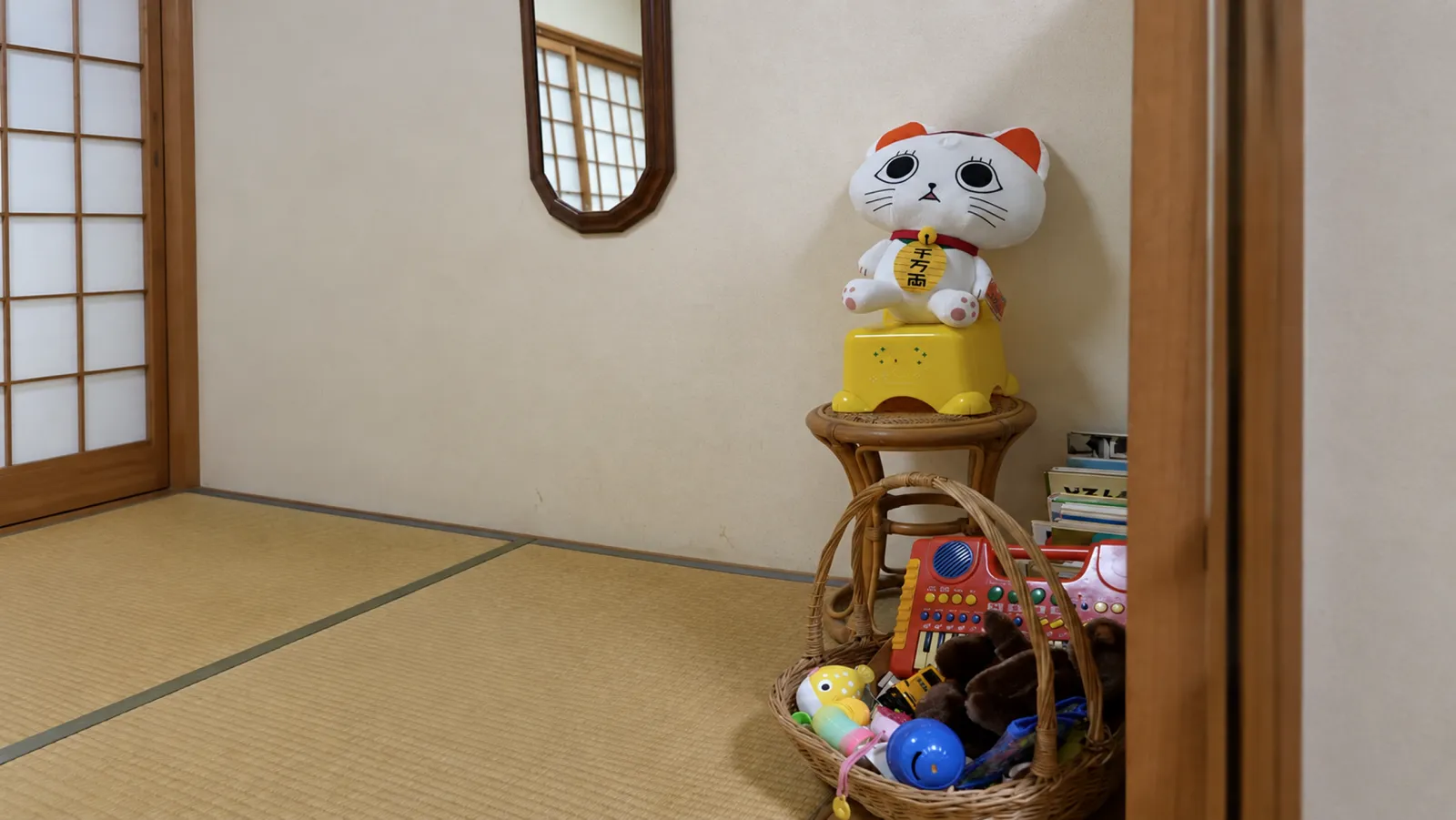 子どもが遊ぶそばで相談する大人たち