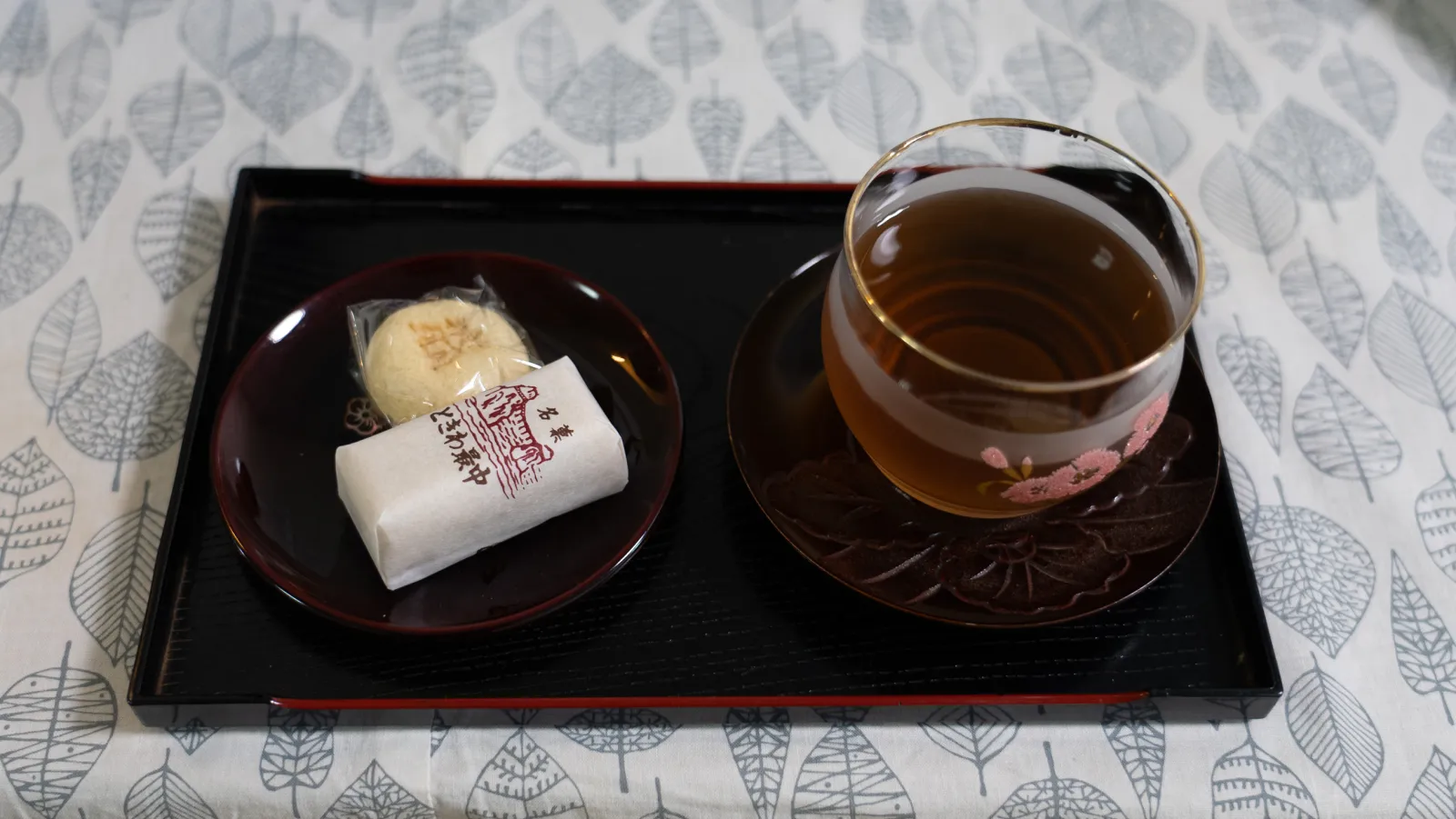 茶菓子を用意する女性