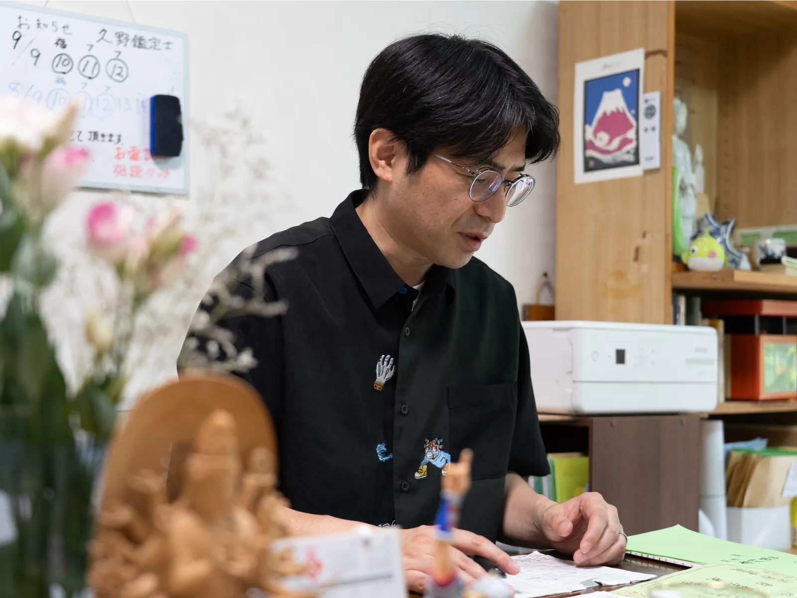 女性の肩にそっと手を添える年上の女性